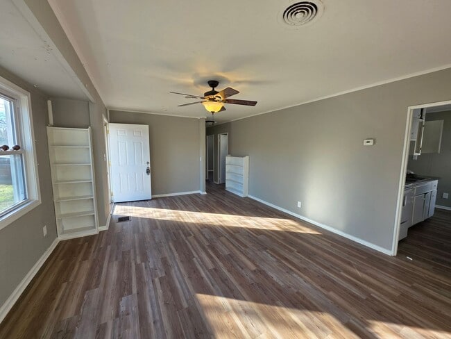 Building Photo - Charming 3-Bedroom Home – Modern, Clean & Carpet-Free!