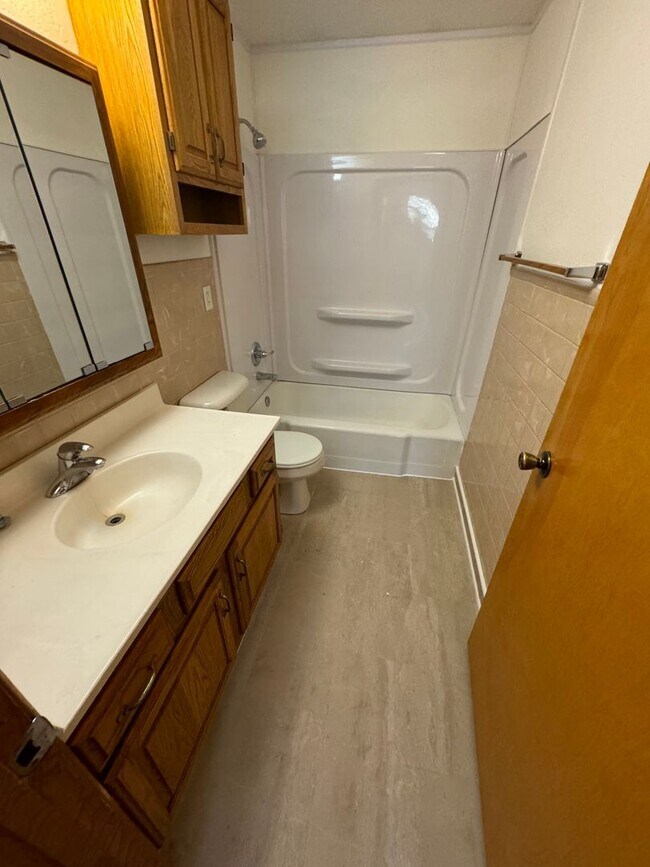 Building Photo - Private 4 bedroom and 2 bathroom home