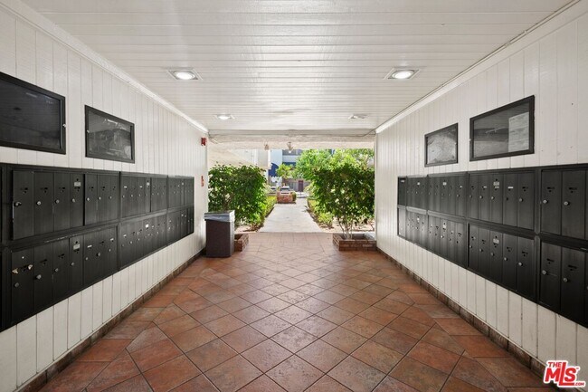 Building Photo - 18530 Hatteras St