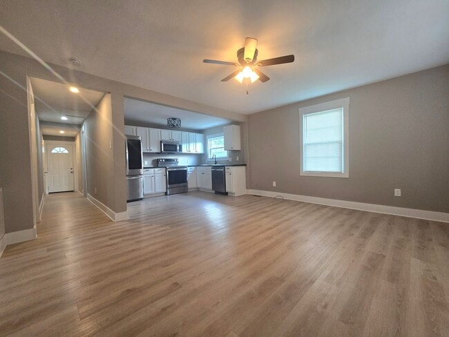 Building Photo - Adorable, remodeled 3br/2ba house close to...