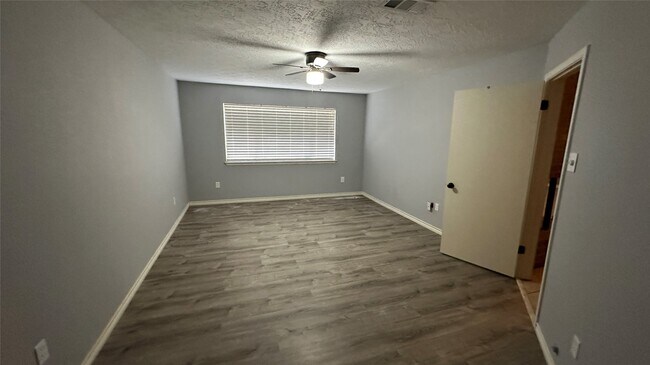 Building Photo - 8607 Knoll Forest Dr
