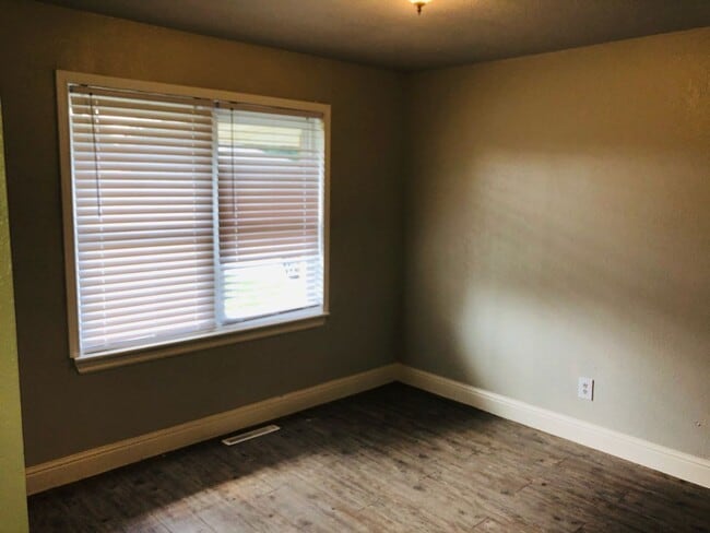 Building Photo - Updated 3 bed 1 bath in South Okc!