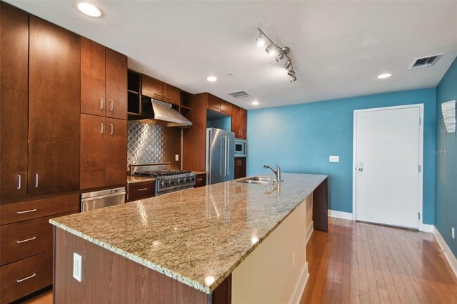 Building Photo - 1208 E Kennedy Blvd