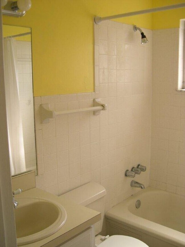 Building Photo - 220 Golden Days Dr