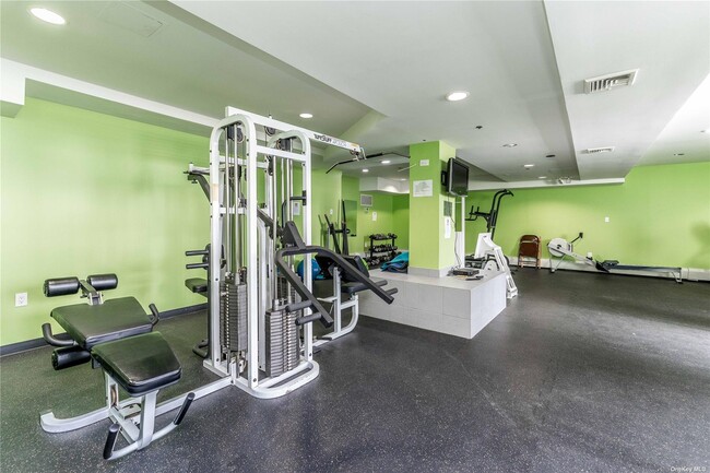 Building Photo - 25 W Broadway