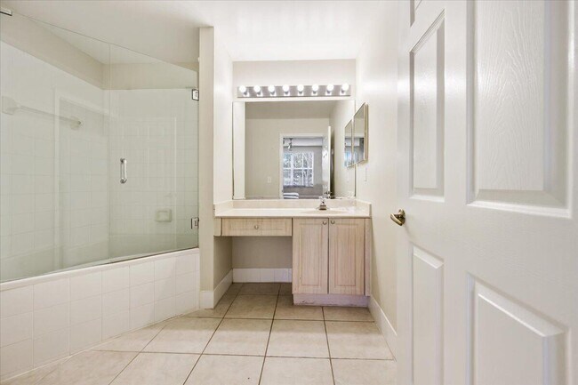 Building Photo - 2060 Greenview Shores Blvd