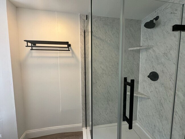 Building Photo - 7 Bed/3 Bath Mins. from UC Campus $750/pp ...