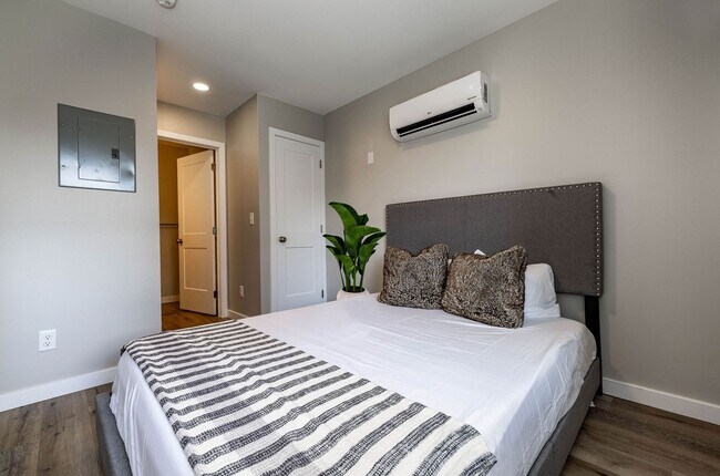 Building Photo - Ravines Apartments - Modern 1-Bedroom  Apa...