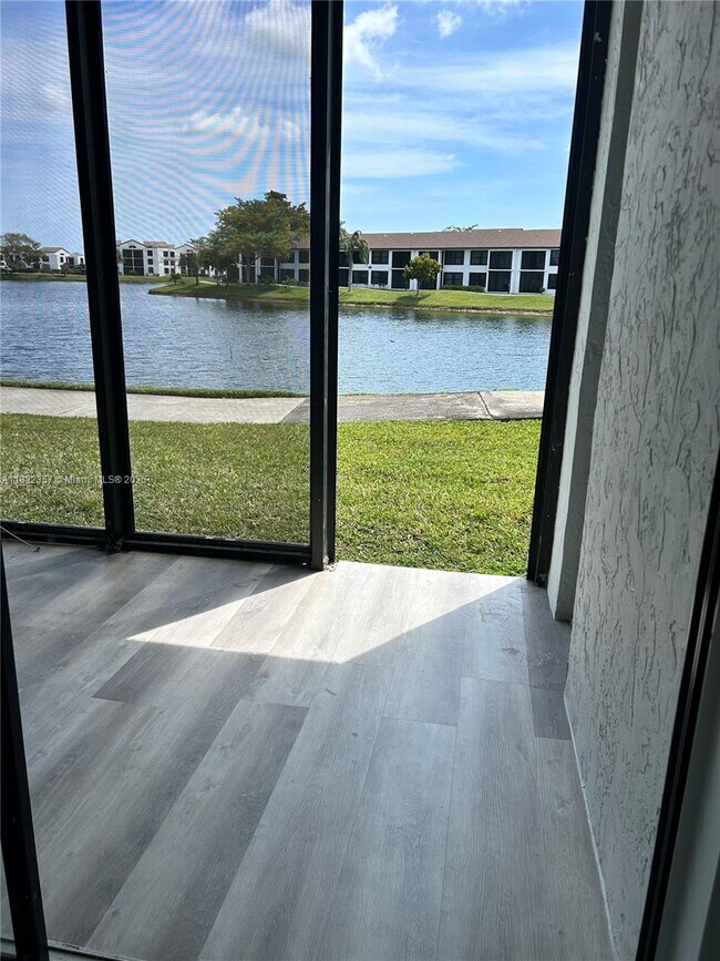 Building Photo - 203 Lake Pointe Dr