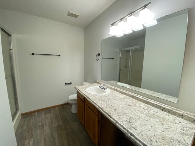 Building Photo - Two bedroom, Two Bath Condo in Springfield...