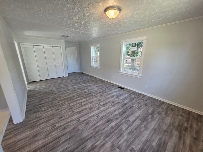 Building Photo - 1001 James St