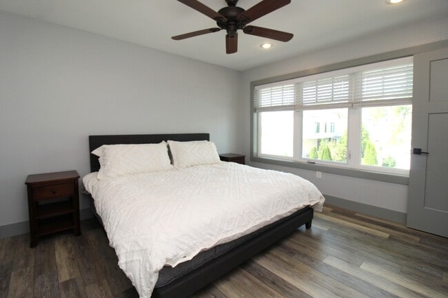 Building Photo - 400 SW E St