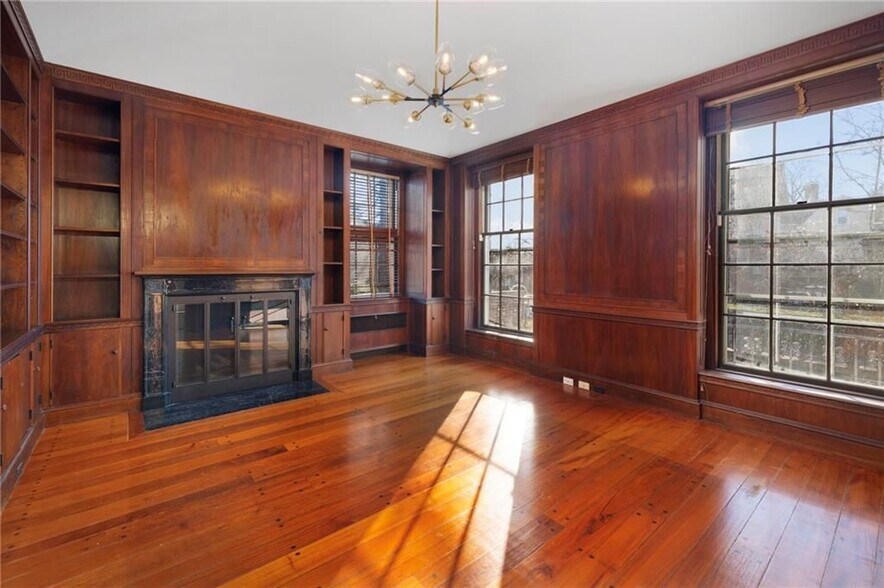 Building Photo - 72 Manning St