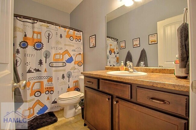 Building Photo - 452 Huntington Dr