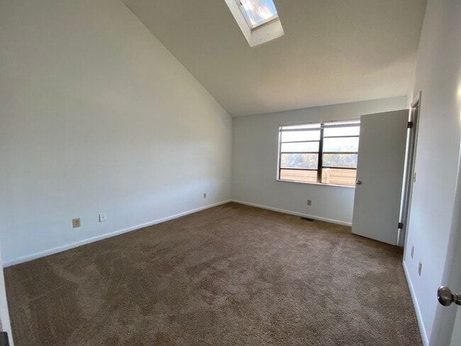 Building Photo - AVAILABLE NOW! (Pets Considered)