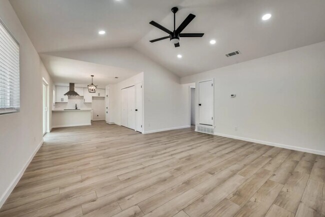 Building Photo - 1004 Darnell Ave