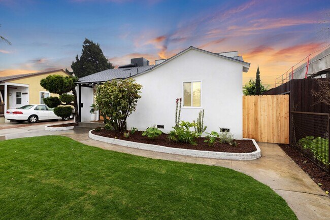 Building Photo - 11946 Aneta St