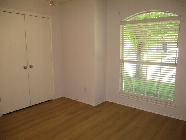 Building Photo - $1895  3 Bed/2 Bath/2 Garage  Ready for Move-in Home in Mustang Creek