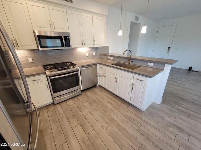 Building Photo - 17850 N 68th St