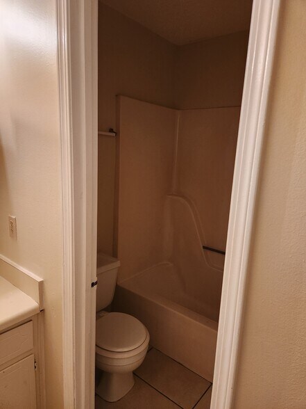 Building Photo - 621 Woodsman Dr