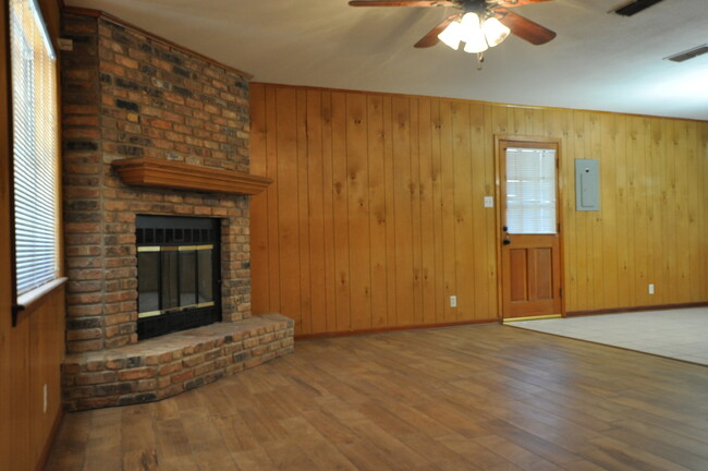 Building Photo - COMING SOON! 3 Bedroom 1.5 Bath Rental in ...