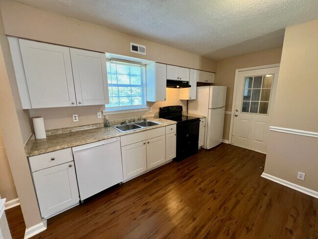 Building Photo - 2563 Carriage Dr
