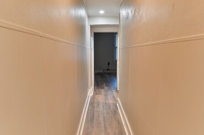 Building Photo - 426 1/2 Boas Street