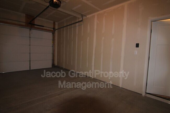 Building Photo - 650 Ruby Cir