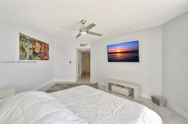 Building Photo - 16425 Collins Ave