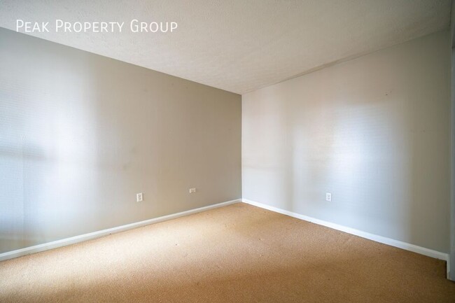 Building Photo - Available in May! Located on a quiet stree...