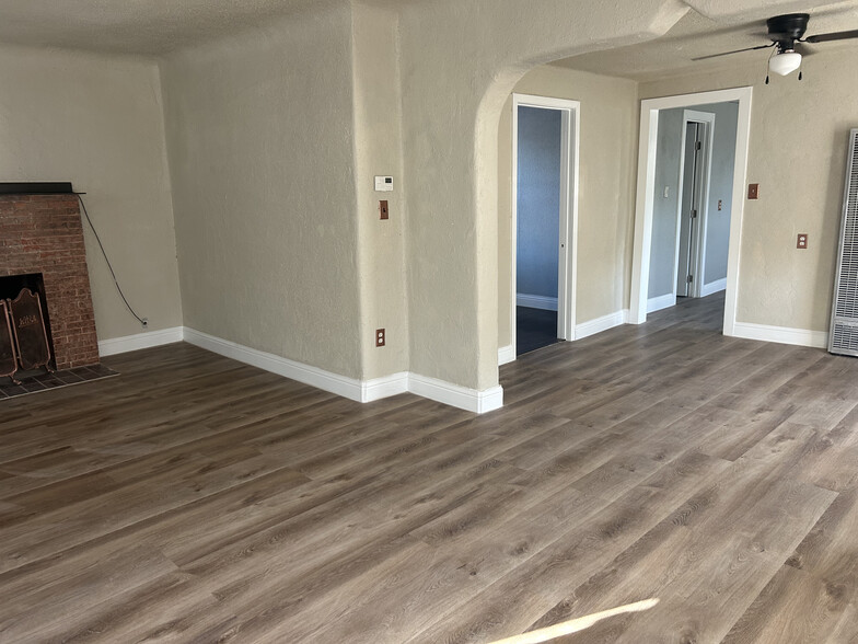 Living area P2 - 5984 Redburn Ave