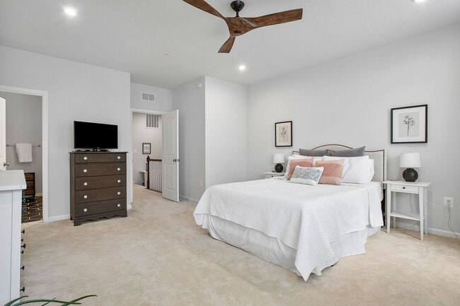 Building Photo - Modern 3-bedroom, 2.5-bath Townhouse!