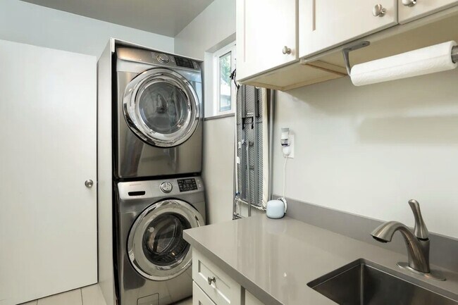 Building Photo - 1405 Lenolt St