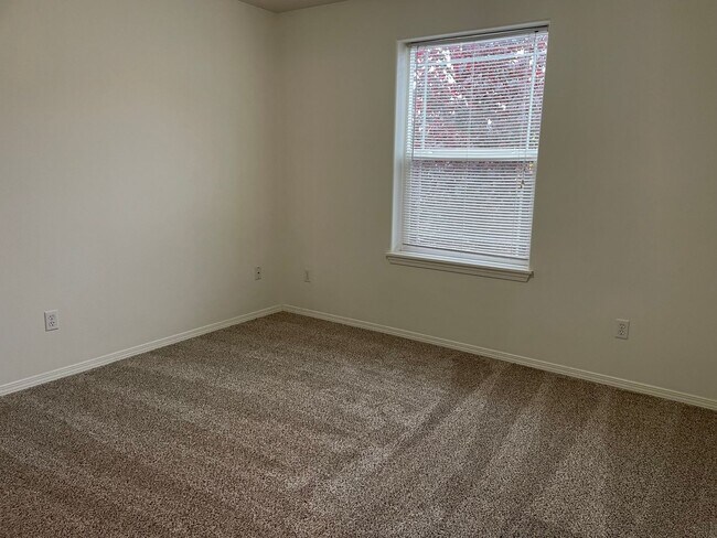 Building Photo - Custom Townhome in Camas School District! Stainless Steel Appliances and A/C!