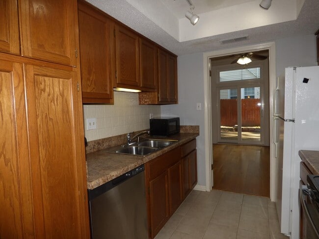 Building Photo - 1695 Belvedere Ct