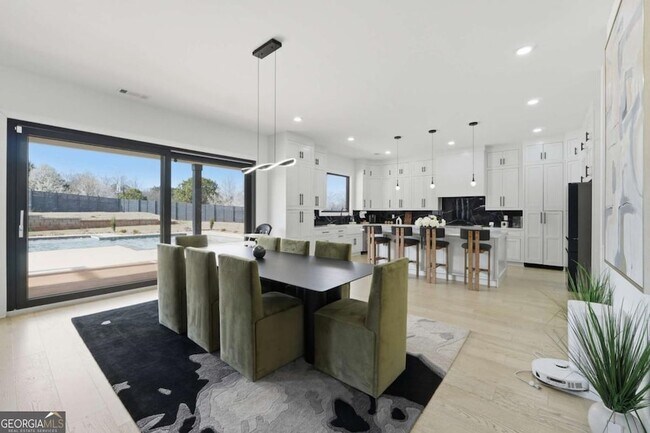 Building Photo - 556 Versailles Dr