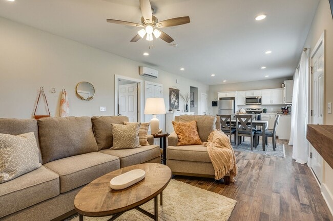 Building Photo - Beautifully Furnished Executive Home – Fle...