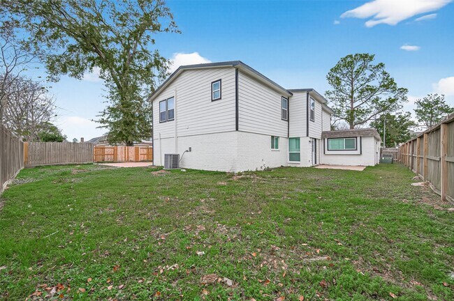 Building Photo - 7739 Antoine Dr