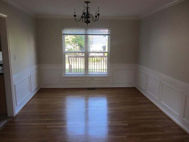 Building Photo - 537 Forest Hill Dr