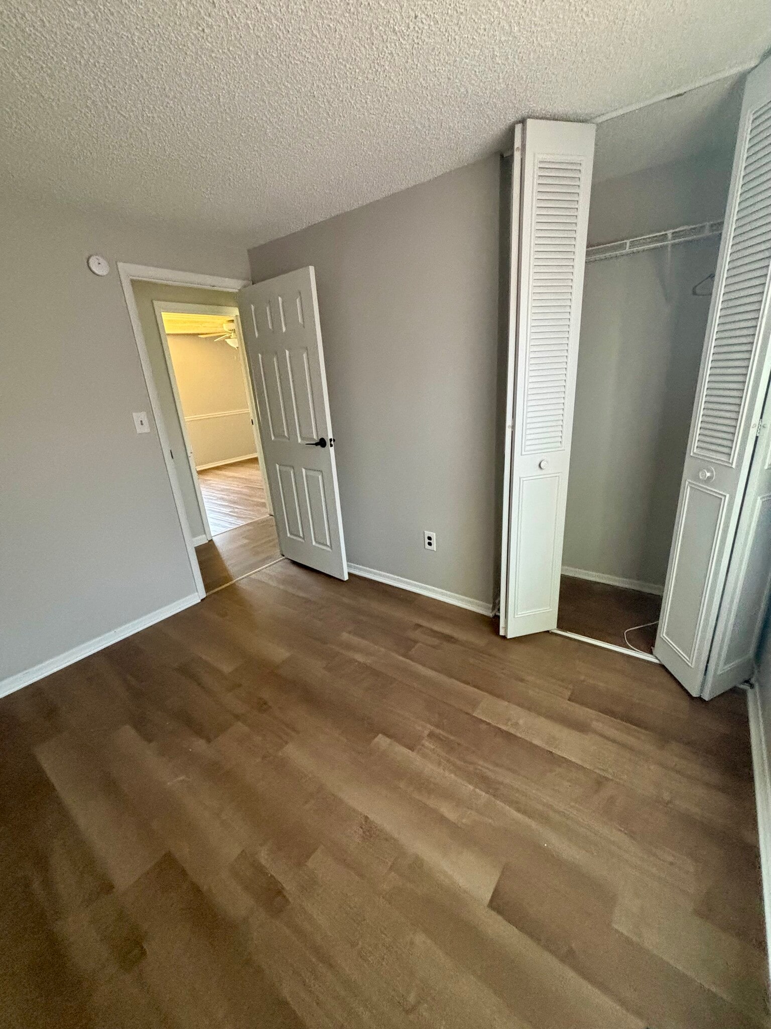 Building Photo - 6962 Northview Dr