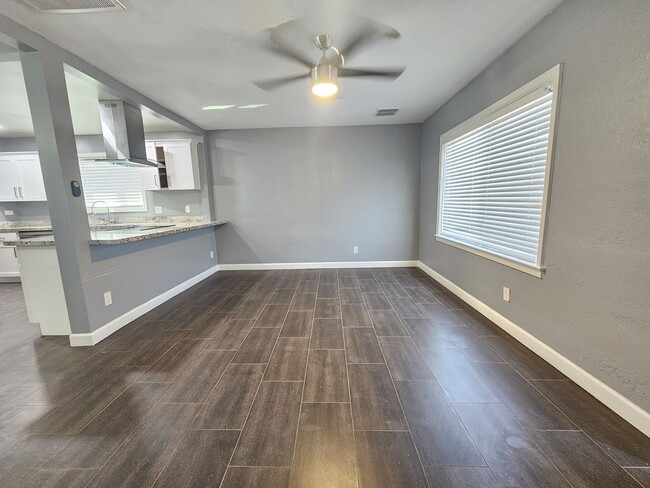 Building Photo - Charming Home 3 bedrooms 1 bath Large Yard.