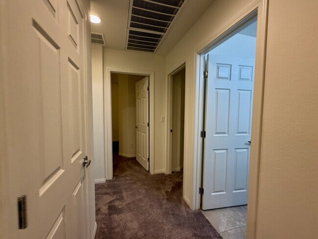 Building Photo - Beautiful 2260sqft 3bed 2.5bath with tile downstairs, carpet in Den & Living Room