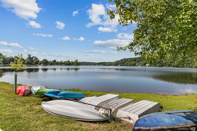 Building Photo - 8 Teatown Ct