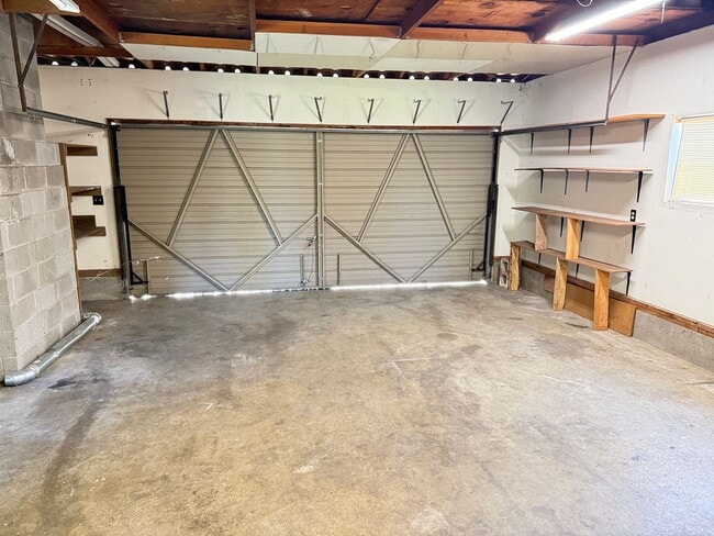 Building Photo - Discover this 3-bedroom 2-bathroom house in a great neighborhood!