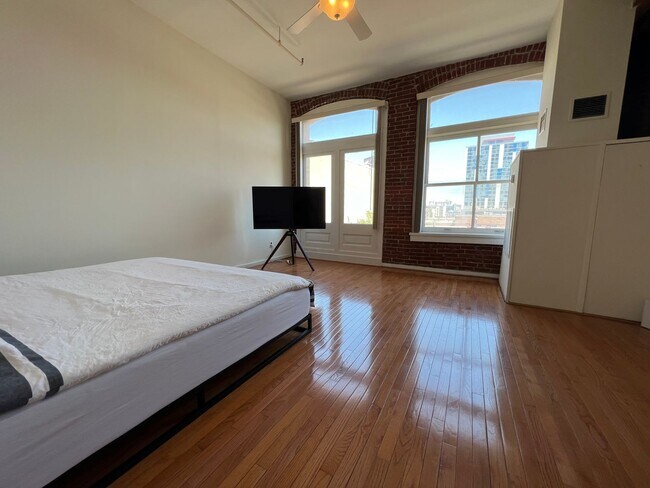 Building Photo - 1010 Race St