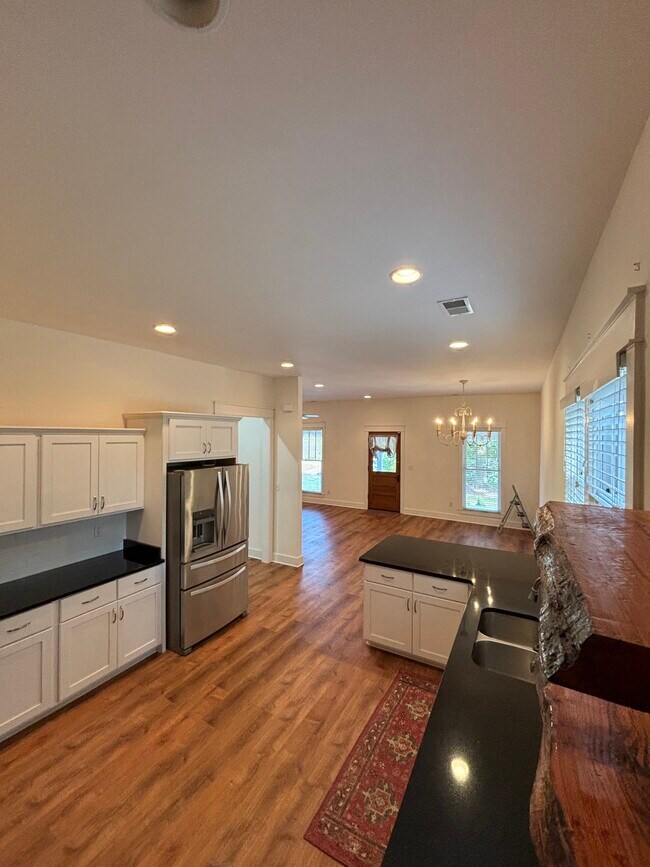 Kitchen - 955 Malone Rd S
