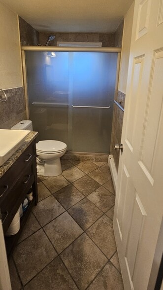 Upstairs bathroom - 1045 Oxford Ct