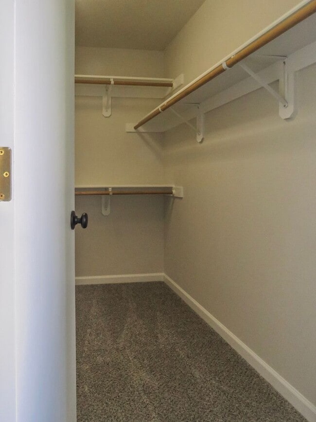 Building Photo - Updated Interior ! Spacious 2 Bedroom 2.5 ...