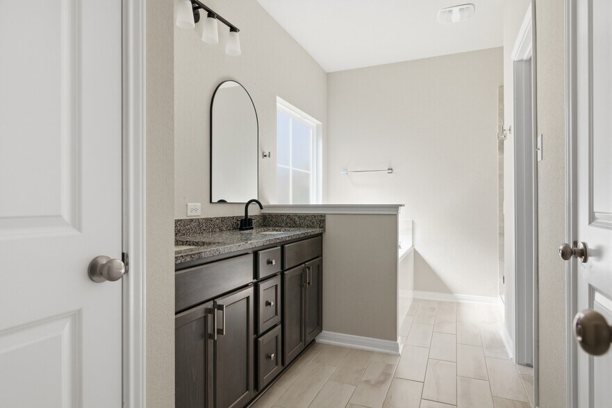 Building Photo - 5613 St Charles Dr