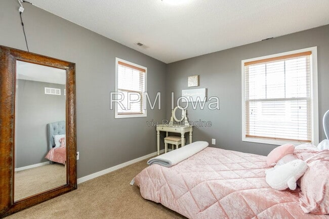 Building Photo - 1651 SW Arlan Dr